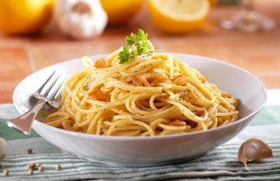Simple Spaghetti Supper Main Meal Serves: 4 350g dried Spaghetti 1 large Lemon, juice only 2 Garlic Cloves, crushed 2 tbsp Olive Oil 1.