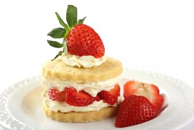 Wimbledon Treat Dessert Serves: 2 4 round Shortbread Biscuits 100g Double Cream 100g Strawberries 1. Reserve 4 strawberries for decoration. Slice remaining strawberries. 2. Place half the sliced strawberries in a bowl & crush them using a fork.
