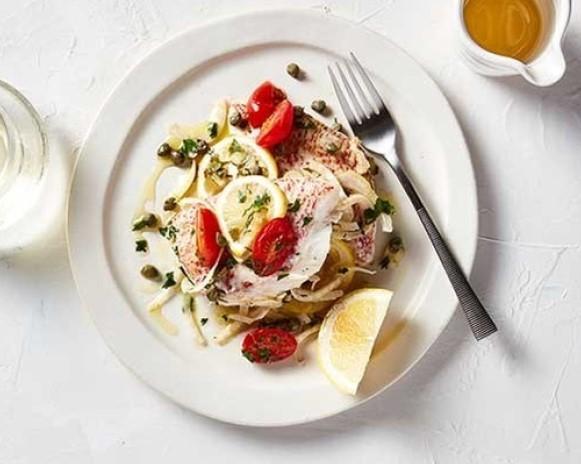 barramundi, snapper or haddock) ½ cup cherry tomatoes, cut in half 2 tbsp. fresh parsley, roughly chopped 1 tsp capers ¼ cup white wine 2 tbsp. olive oil or butter Salt and pepper 1.
