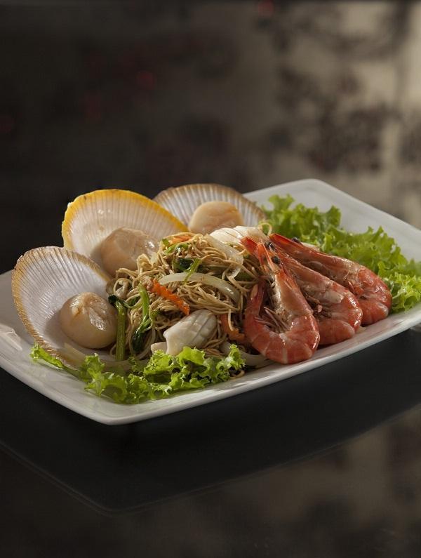 Enjoy the delicate egg noodles fried to perfection with crunchy mixed vegetables.
