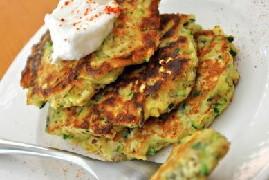 Real Healthy Zucchini Cakes Makes 8 Servings 1 tsp olive oil 1 small yellow onion, grated 1 garlic clove 2 cups grated zucchini ½ tsp salt 2 eggs ¼ cup coconut flower 2 tbsp flax meal ½ tsp baking
