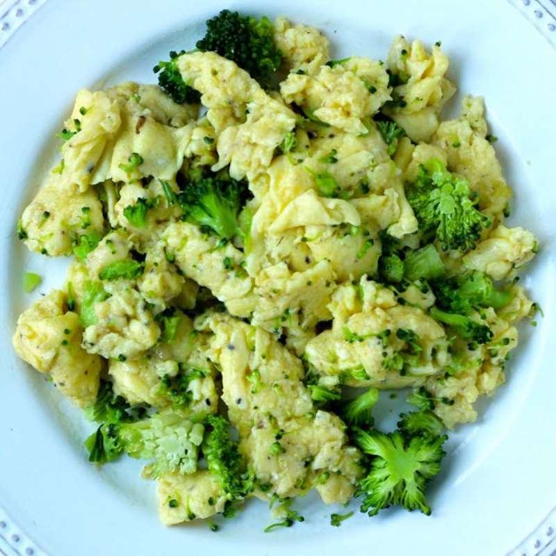 Saturday, 26th May 2018 Scrambled Eggs with Broccoli (DF) 1 tablespoon extra virgin olive oil 1/2 head broccoli 4 eggs 1/4 cup filtered water 1/2 teaspoon coarse sea salt ground black pepper, to