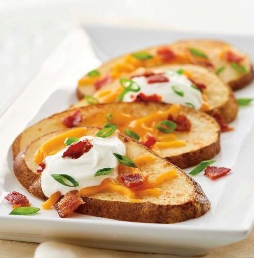 Loaded Potato Planks Mini Zucchini Pizzas 2 slices bacon 1 large russet potato, scrubbed ¼ tsp. kosher salt ¼ cup sour cream ½ cup shredded Cheddar 2 tbsp.