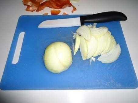 Cut the onions into