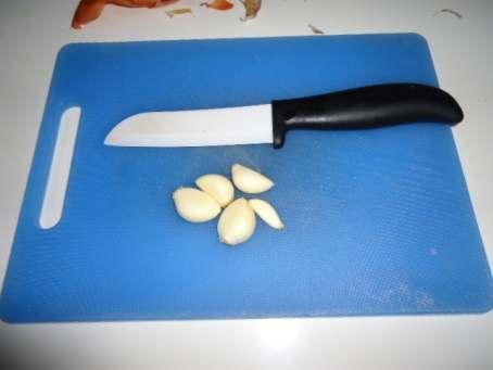 Peel the garlic cloves.