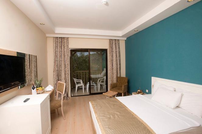 ROOMS STANDARD ROOM LOCATION SPACE FEATURES Land or Garden view 20m2 74 rooms.