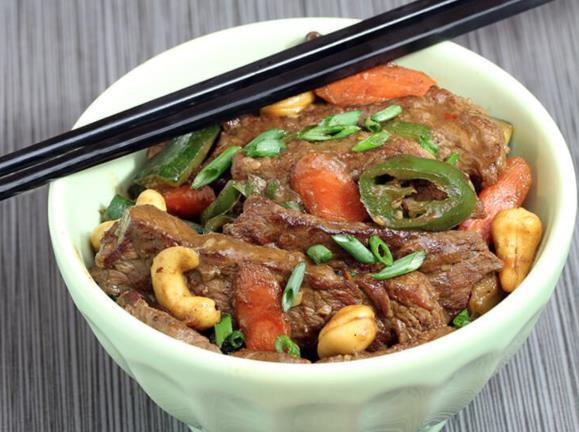 Cashew Beef Thai Stir Fry Macros: Fat 43g, Net Carbs 8, Protein 50g Ingredients 2 tbsp toasted sesame seed oil 2 cloves garlic 1 tsp ginger 1 carrot 1/4 medium red onion 1 zucchini 1 jalapeno 1 lb