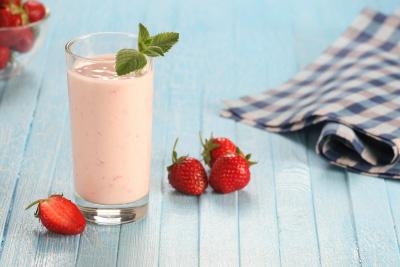 Post-Work Out Strawberry Smoothie Smoothie Serves: 1 8 Strawberries 100ml Water 50g low fat Natural Yogurt 2 medium ripebananas 1 wedge of Apple 1 scoop Strawberry Powder few