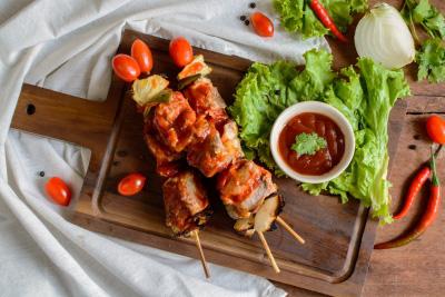 BBQ Pork Kebabs Lunch Serves: 4 500g Tenderloin Fillet, in cubes 120ml Barbecue Sauce 1 Lemon, cut in wedges 1. When BBQ hot, oil the wire rack so that kebabs will not stick to it.