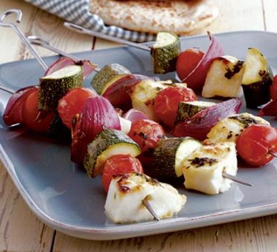 BBQ Halloumi Kebabs Main Meal Serves: 4 500g Halloumi 3 tbsp fresh Oregano, chopped 2 tbsp Olive Oil 1 Lemon, zest & juice 16 Cherry Tomatoes 1-2 Courgettes, thickly sliced pinch of Chilli Powder 1.