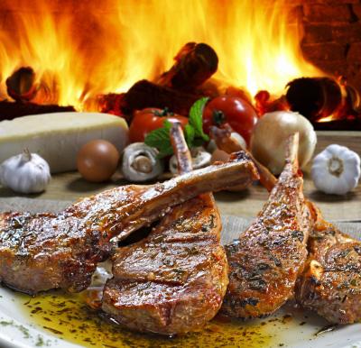 BBQ Greek Lamb Lunch Serves: 4 4x100g Lamb Leg Steaks Marinade 2 tbsp Olive Oil 2 Garlic cloves, finely chopped 1 tbsp Balsamic Vinegar 20g Mint, leaves only, chopped 1.