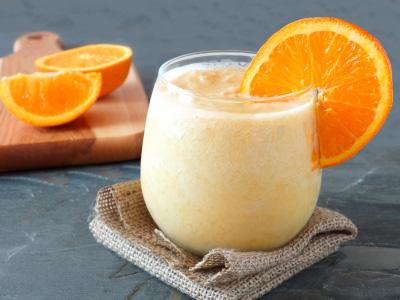 Dream Smoothie Breakfast Serves: 4 1 ltr fesh Orange Juice 1 ltr Almond Milk 1 tsp Vanilla Extract 3 tbsp runny Honey plus 6 ice cubes