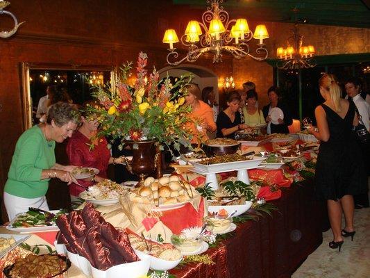 LUNCH BUFFETS 1 ½ hours of service. Minimum 30 guests or additional $150 fee applies.