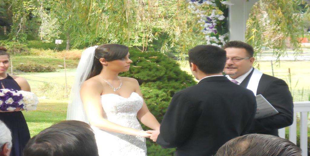 Lake Side Garden Ceremony Lakeside Garden Ceremony Packages Sinapi s Ceola Manor is happy to host your ceremony on site in conjunction with your reception.