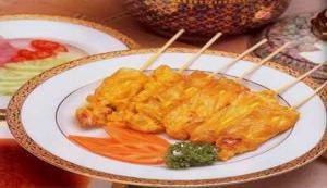 STARTERS A1 SATAY (4 pieces) Skewers of marinated grilled chicken breast