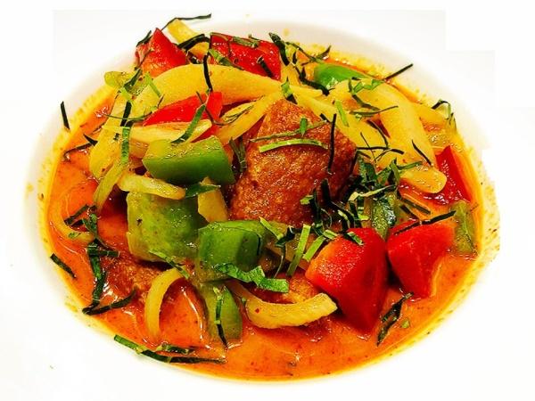 . 9 9 R E D C U R R Y Hot exotic red curry paste with coconut milk, basil, broccoli, cabbage, bell peppers, carrots and bamboo shoots Y E L LO W C U R R Y Yellow curry with