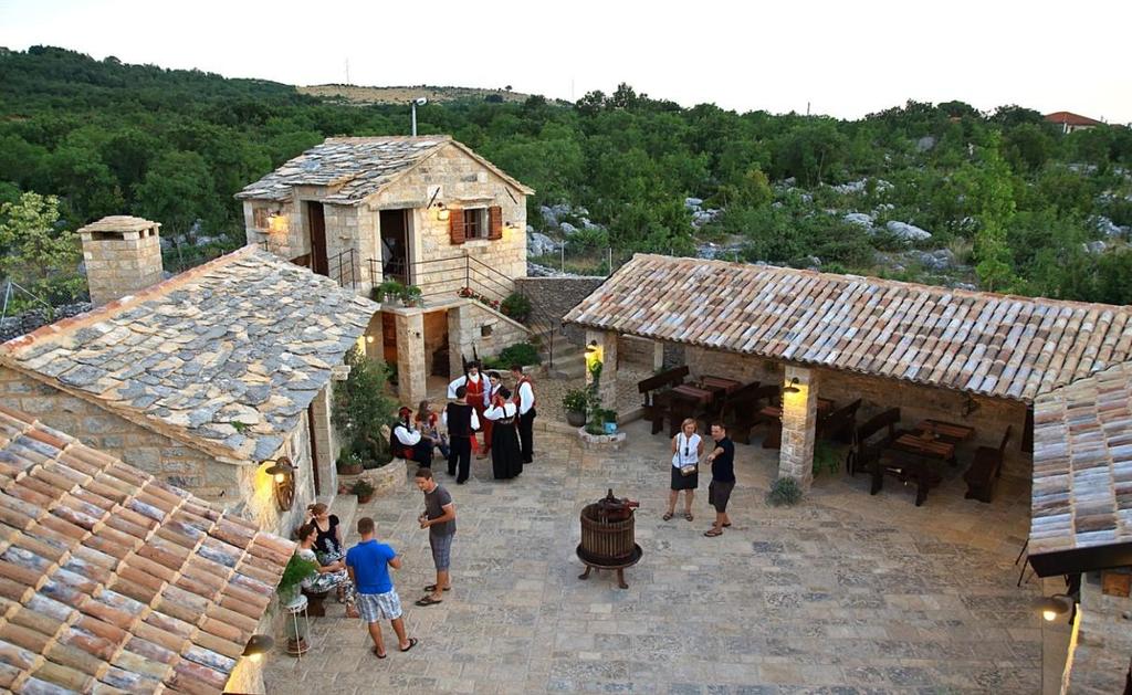 Discovering the village and the ethnic collection of the Dalmatian heritage with a