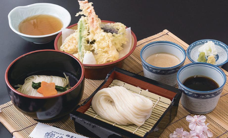 80 Tempura Ajikurabe Set (Hot & Cold) Hot & Cold Udon with dipping sauce and assorted