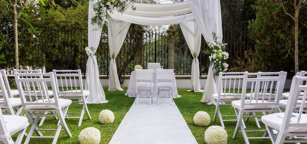 Some availability for outside ceremonies is possible - please ask. Pictures outside are possible in certain areas. Please ask the food and beverage manager.