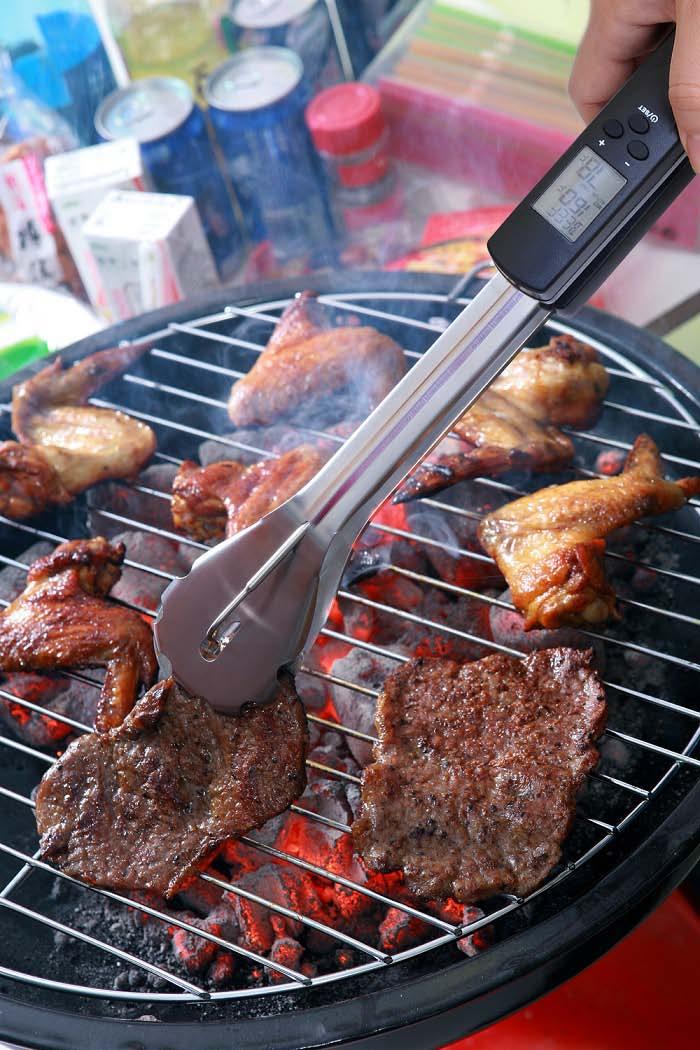 DIGITAL BBQ TONGS SIDE VIEW 7 7 Preset meat types: Beef, Veal, Lamb, Pork, Poultry, Turkey, and Burger 5 second quick response time