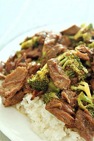 DAY 7 STANDARD FAMILY SLOW COOKER BEEF AND BROCCOLI M A I N D I S H Serves: 8 Prep Time: 15 Minutes Cook Time: 8 Hours 3 pounds boneless beef chuck roast (cut into thin strips) 1 1/2 cups beef broth