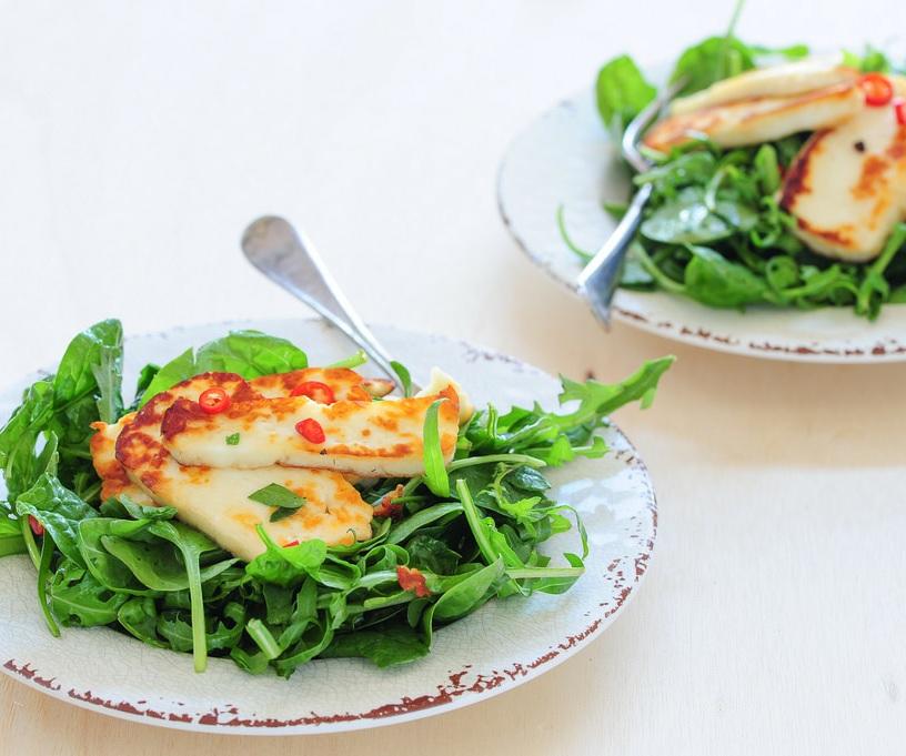 Chilli halloumi salad The salty halloumi combined with chilli oil for a delicious flavour! Serve with rocket for a simple but flavourful dish.
