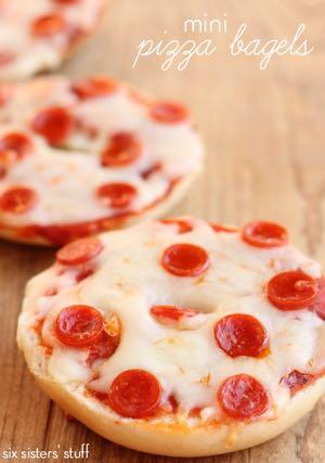 DAY 3 SMALLER FAMILY- MINI PIZZA BAGELS M A I N D I S H Serves: 4 Prep Time: 10 Minutes Cook Time: 5 Minutes 8 mini bagels (halved) 1/2 cup pizza sauce 1/2 cup shredded mozzarella cheese Pizza
