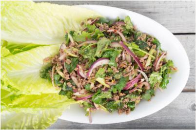 Beef Lettuce Wraps Lunch Serves: 4 450g Lean Mince Beef 1 small Red Onion, sliced 10g fresh Coriander, chopped 4 large Lettuce Leaves 1 Avocado, finely diced 2 Apples, grated Lemon Juice Dressing 2