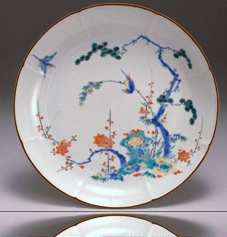 The creation of glossy white ceramics The characteristic of Arita porcelain is in the transparent white base.