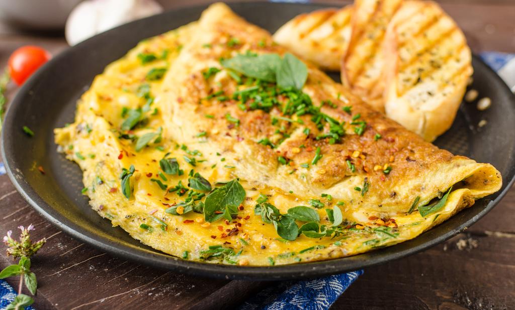 Omelette Tortilla with cheese and onion 2 eggs 2 tablespoons water 1/2 teaspoon salt 1/4 teaspoon pepper 1 tablespoon margarine 1/4 finely chopped onion 1.