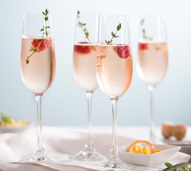 FREE-FLOW SPARKLING AND CANAPÉS AT AZURE BAR White or rosé? Choose your favourite and enjoy two hours of free-flow sparkling wine at Azure Bar every day from 6.00 p.m. to 8.