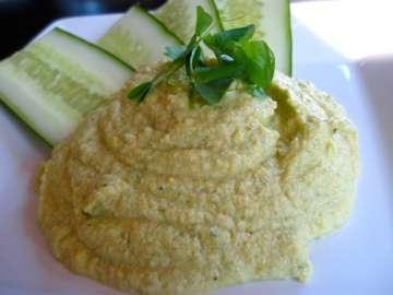 RAW ZUCCHINI HUMMUS Hummus is one of my favorite dips. You can add it to everything, from salads to wraps to sandwiches OR just use it to dip your favorite veggies!