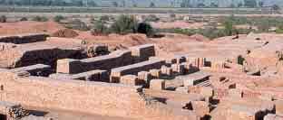 Connecting Architecture to History Study the photograph below of the ruins of a city in the Indus Valley. Then answer the questions that follow. Mohenjo Daro, from c. 2500 1500 B.C., Indus Valley, Pakistan 1.