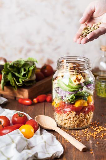 Quick and Easy Lunch Ideas Hummus and veggie wrap Protein, rice or quinoa bowl Last night's leftovers Veggie and tuna pasta salad Hard boiled eggs and salad Mason Jar Salad Nothing is better than a