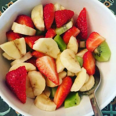 Quick Fruit Salad Serves: 1 1 medium Banana, sliced 70g Strawberries, chopped 1 Kiwi, in chunks 1-2 tbsp Lemon Juice 1-2 tsp Stevia 1.