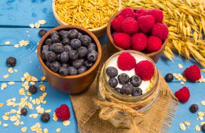 Scottish Oats Serves: 4 75g Rolled Oats* 600ml reduced-fat Greek Yogurt 250g Raspberries or Blueberries *use gluten-free if required 1. Preheat the grill.