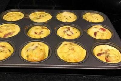 Kickstart Muffins Serves: 12 6 Eggs 1 pot Onion & Chives Cottage Cheese handful Cherry Tomatoes, halved 125g rindless Bacon Lardons 1. Preheat the oven to 180c (160 fan), 350f, gas mark 4. 2.