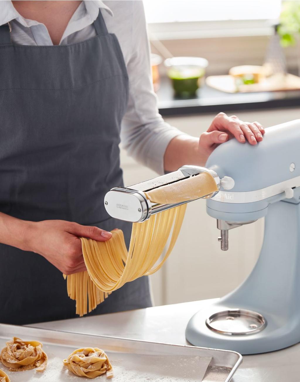 FETTUCCINE BITES WITH CHIVES, KALE AND PROSCIUTTO Preparation time : 60 minutes Makes for 4 servings Products: Limited Edition Heritage Artisan and Pasta Set Attachment DIRECTIONS Combine the flour