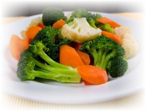 Steamed Vegetable Medley 1 cup broccoli florets 1 cup cauliflower florets 1 cup sliced carrots or baby carrots 1 medium red onion, sliced and separated into rings 1 teaspoon reduced fat margarine 1/2