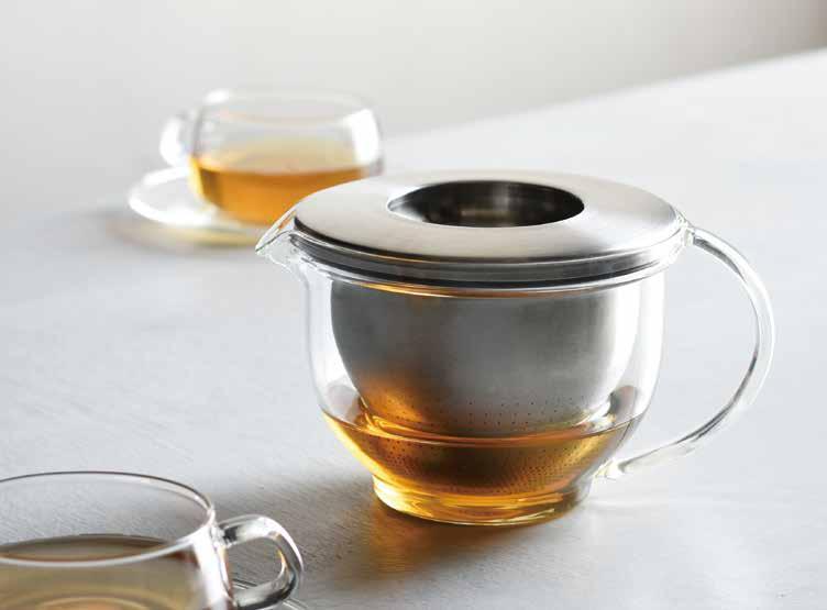 GLOBO CARAT Functional and Beautiful Teapot Accentuated by Materials Stainless steel and glass stand out in the design of GLOBO.