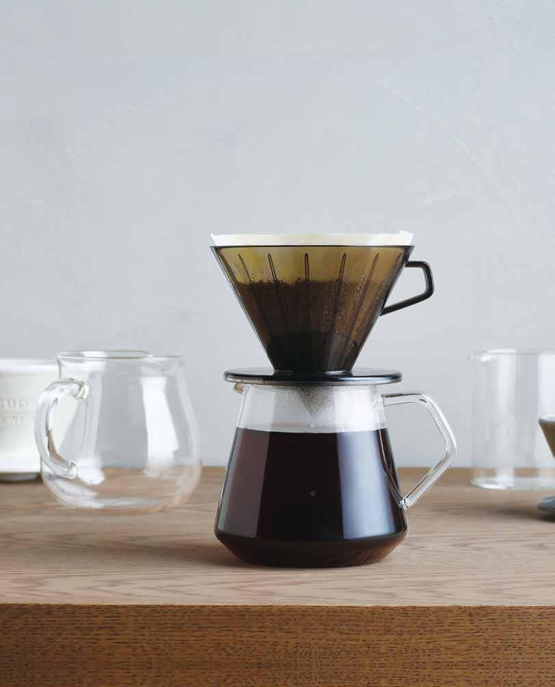 SLOW COFFEE STYLE Brew in the Style of Your Choice Brewer is available in 2 types of materials: plastic and porcelain.