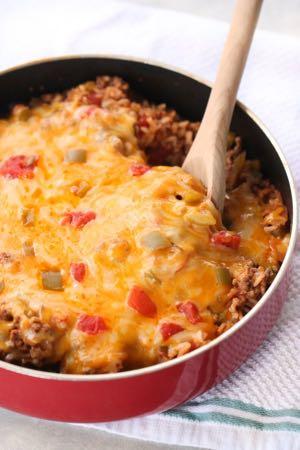 DAY 1 ONE PAN STUFFED PEPPER CASSEROLE M A I N D I S H Serves: 8 Prep Time: 10 Minutes Cook Time: 35 Minutes 1 pound ground beef 1 onion (diced) 3 teaspoons minced garlic 1 green bell pepper (diced)