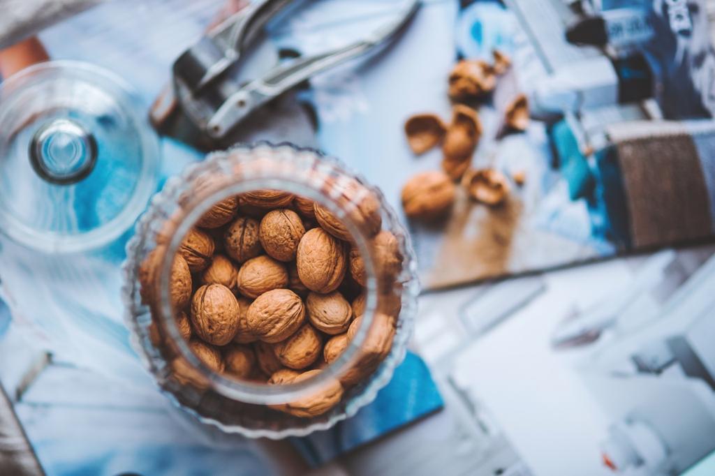 To avoid a processed, pre-packaged quick fix when you re in a pinch prepare yourself. Have raw nuts, raisins, dried fruits, or raw, cut veggies on hand to use as snacks throughout the day.