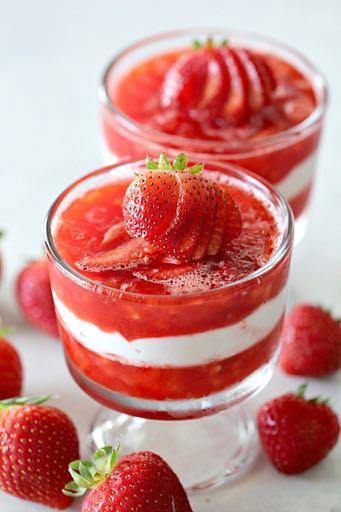 STRAWBERRY JELL-O SALAD WITH RIPE BANANAS S I D E D I S H Serves: 9 Prep Time: 3 Hours 15 Minutes Cook Time: 1 (6 ounce) box strawberry jell-o 1 1/2 cups boiling water 1 (8 ounce) can crushed