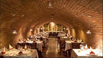 It is precisely the superb wines and the delicious food, accompanied by