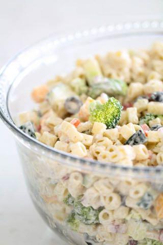 THE BEST CREAMY PASTA SALAD S I D E D I S H Serves: 10 Prep Time: 1 Hour 15 Minutes Cook Time: 10 Minutes 1 (16 ounce) package Ditalini pasta 1 cup broccoli florets 1/2 red onion (minced) 1 red bell