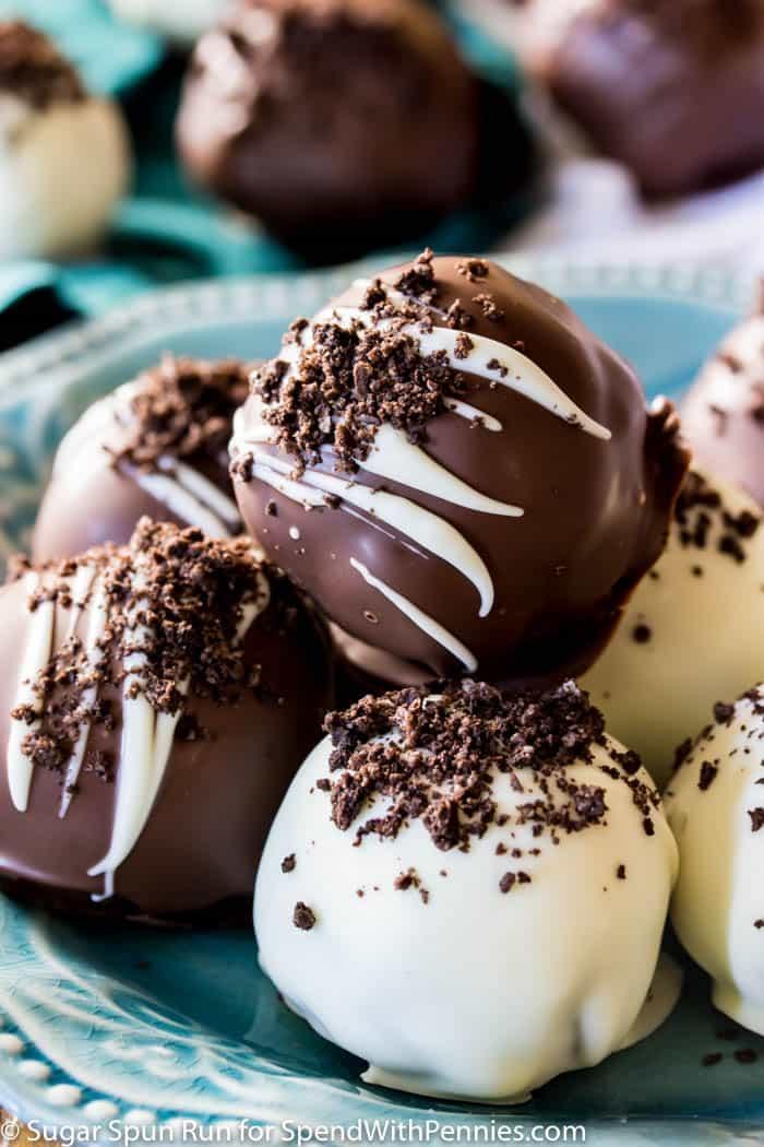 16 RUM BALLS BECCA KEMP 1 ½ box vanilla wafers 1 ½ cup icing sugar 1 tsp salt ½ cup cocoa powder ½ cup rum or bourbon ¼ tsp ground cloves 3 tbsp corn syrup ¼ cup shredded coconut for rolling Crush