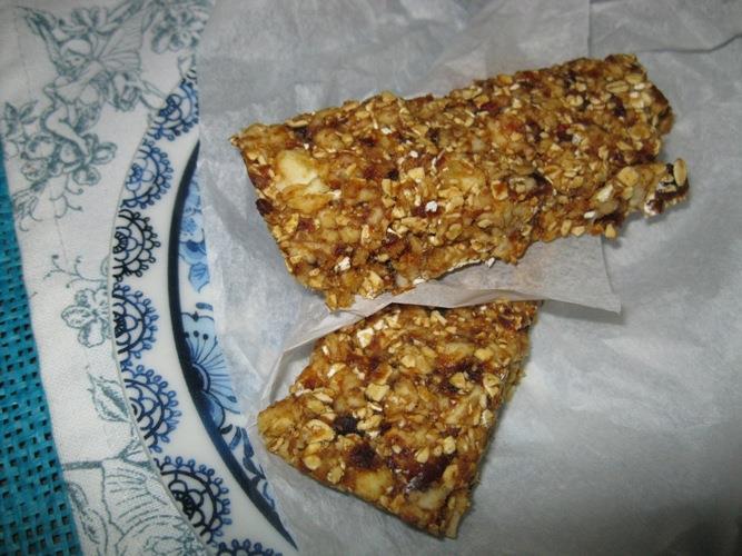 Raw Date, Apple and Oats Energy Bars 1 cup pitted dates, soaked in hot liquid (eg tea, boiling water, heated juice) for 15 minutes, drain 2 cup dried apples (not freeze dried, these are the chewy