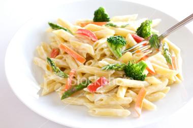 Pasta Primavera Whole wheat pasta tossed with zucchini, peppers, onions, shrimp and tomatoes ½ cup red onion, thinly sliced 1 chopped garlic clove 1 cup zucchini or yellow squash, cut into half-moons