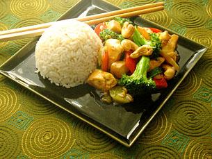Dinner Ideas: Chicken Stir-Fry Stir fried chicken and broccoli over brown rice 3 oz. Chicken breast cut into bite-size pieces 1 cup steamed broccoli florets 1 Tbsp. Low sodium soy sauce 1 tsp.